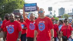 Miembros del sindicato United Auto Workers se unen al desfile del Día del Trabajo en Detroit.