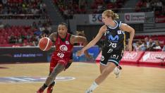 Atkinson penetra ante Begoña de Santiago.