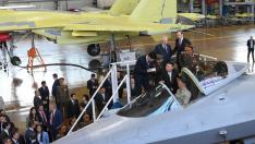 Kim Jong Un en un avión ante la demostración de la tecnología rusa