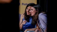 La secretaria general de Podemos y ministra de Derechos Sociales y Agenda 2030 en funciones, Ione Belarra, y la ministra de Igualdad en funciones, Irene Montero, conversan durante un acto de Podemos, en el Teatro Fernand