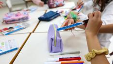 Una alumna ordena su material escolar