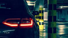Foto de archivo de un coche aparcado en un garaje
