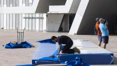 Un operario, este domingo mientras llevaba a cabo los últimos trabajos para la reunión ministerial de este lunes.
