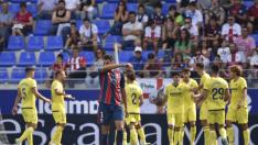 Martos se seca el sudor de la cara tras uno de los dos goles recibidos ante el Villarreal B.