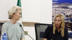 Ursula Von der Leyen junto a Giorgia Meloni abordando el tema de los centros de acogida