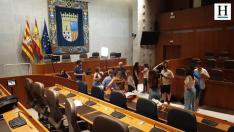 Un grupo de 10 jóvenes se adentró en la tarde de este martes en las Cortes de Aragón, con la intención de 'okuparlas'