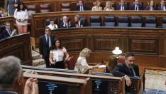 El líder de Vox, Santiago Abascal, deposita su auricular de traducción en el escaño del presidente del Gobierno en funciones, Pedro Sánchez
