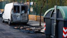 Daños ocasionados tras la quema de contenedores en el barrio Oliver de Zaragoza.