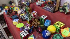 Existen decenas de modelos diferentes del clásico cubo de Rubik.