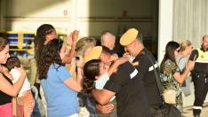Uno de los soldados desplegados en Marruecos para colaborar en las labores de rescate abraza a su familia a su vuelta a España, en la Base Aérea, a 20 de septiembre de 2023, en Zaragoza, Aragón (España). El equipo de