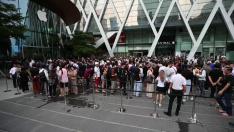 Cientos hacen fila a las afueras de una tienda de Apple para adquirir el nuevo iPhone en Bangkok