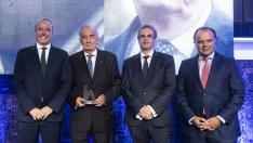 Jorge Azcón, Francisco Serrano y Fernando de Yarza López-Madrazo entregaron el Premio HENNEO a Amado Franco