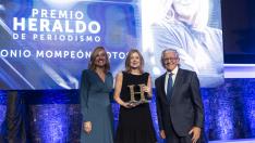 La ministra Pilar Alegría y Fernando de Yarza entregaron a la periodista Pepa Fernández el Premio Mompeón-Motos de Periodismo.