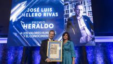 Paloma de Yarza entrega a José Luis Melero el Premio Valores Humanos y Conocimiento, ayer en Villanueva de Gállego.