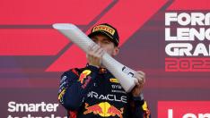 El belga Verstappen, besando el trofeo diseñado por un aragonés.