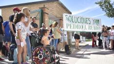 Concentración de protesta a las puertas del colegio Pedro J. Rubio de Huesca por la falta de auxiliares de educación especial.