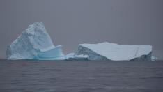 Un iceberg flota cerca de la isla Two Hummock, Antártida.