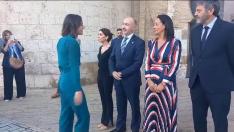 Momento del tenso saludo entre Irene Montero y Marta Fernández a las puertas de las Cortes de Aragón