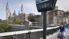 Un termómetro marca 30 grados en Zaragoza. Calor. gsc1