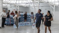Reparto de agua en garrafas a los vecinos de Tarazona por el brote de gastroenteritis.