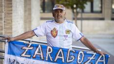 Carlos ‘Barrita’ posa con una camiseta pintada por él, con los colores del Zaragoza y de Argentina.