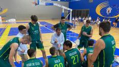 Rafa Sanz da instrucciones a sus jugadores en el encuentro de Melilla.