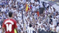 Vinícius Junior celebra su gol con la grada del Bernabéu