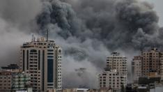 El humo se eleva tras un ataque aéreo israelí en la ciudad de Gaza.
