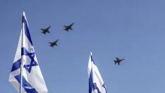 Aviones de combate de Israel junto a la bandera del país.