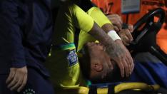 Neymar de Brasil sale lesionado hoy, en un partido de las Eliminatorias Sudamericanas para la Copa Mundial de Fútbol 2026 entre Uruguay y Brasil en el estadio Centenario en Montevideo