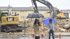 La alcaldesa, Lorena Orduna, y el concejal de Urbanismo, Iván Rodríguez, delante de los escombros del edificio demolido.