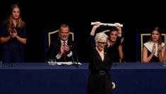 Spain's King Felipe VI, Queen Letizia, their daughters Princess Leonor and Infanta Sofia applaud as U.S. actor Meryl Streep receives the 2023 Princess of Asturias Award for the Arts during a ceremony at Campoamor Theatre in Oviedo, Spain October 20, 2023. REUTERS/Vincent West
