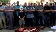 El periodista de Al Yazira Wael al Dahdouh, en el centro, durante el funeral por su esposa e hijos, fallecidos en un bombardeo israelí.