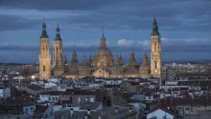 Vista de la Basílica del Pilar en Zaragoza mientras anochece