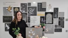 Cintia Chamorro, propietaria de Oniria Arte Funerario, con una selección de las novedades en lápidas, urnas y joyas.
