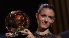 Aitana Bonmatí, con el trofeo del Balón de Oro 2023