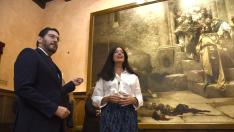 El vicepresidente primero de la DGA, Alejandro Nolasco, y la alcaldesa de Huesca, Lorena Orduna, en el Salón del Justicia del ayuntamiento oscense.