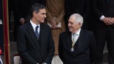 El presidente del Gobierno en funciones, Pedro Sánchez (i) junto al presidente del Tribunal Constitucional, Cándido Conde-Pumpido
