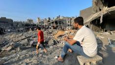 Los palestinos inspeccionan los edificios destruidos tras un ataque aéreo israelí en el campamento de refugiados de Yabalia, en la Franja de Gaza