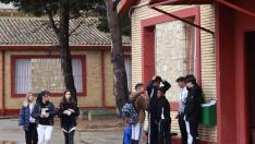 Alumnos y miembros de la comunidad educativa del IES Reyes Católicos de Ejea de los Caballeros, este jueves.