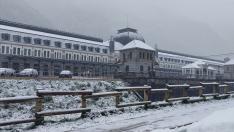 La borrasca Ciarán se despide dejando hasta 15 cm de nieve en el Pirineo aragonés. En imagen, la estación de Canfranc.