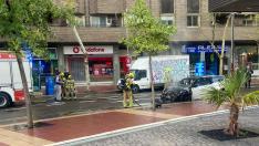 Los bomberos apagan un incendio en un vehículo aparcado en el centro de Zaragoza
