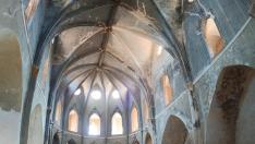 El interior de la iglesia de Santiago de Montalbán, en la foto, está lleno de grietas y humedades.