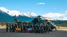Cohesión de los equipos de España y Chile en el helipuerto de villa O´Higgins