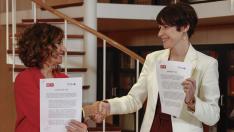 La vicesecretaria general del PSOE, María Jesús Montero, y la portavoz nacional del BNG, Ana Pontón, firman el acuerdo de investidura entre BNG-PSOE