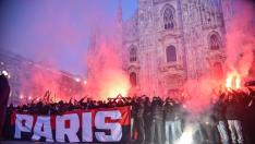 Aficionados del PSG en la plaza de la catedral de Milán antes del partido