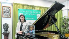 Ana Pilar Zaldívar junto a su querido piano, un busto de su hermano y dos fotos familiares