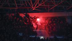 Aficionados del Benfica lanzan una bengala durante el partido de la fase de grupos de la Liga de Campeones entre la Real Sociedad y el Benfica, este miércoles en el Reale Arena