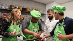La alcaldesa de Zaragoza cocina en Cancook con dos alumnos de Club Inclucina y Atades