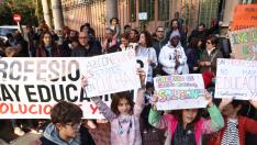 Protesta en el colegio Gascón y Marín por el retraso en la contratación de docentes.